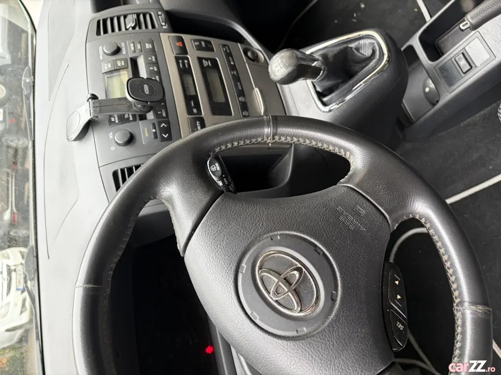 TOYOTA Corolla Verso 2003 — imagine 4