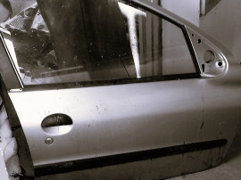 Usa culoare argintie de Peugeot 206 din 1998-2012