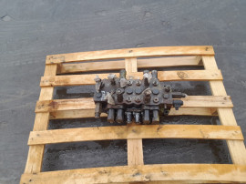 Distribuitor hidraulic spate HUSCO pentru buldoexcavator JCB