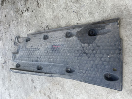 Scut lateral stanga Volkswagen Tiguan 2.0 Motorina 2010