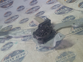 Macara geam dreapta fata Dacia Duster 2012