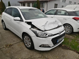 Autoutilitara Renault trafic si autoturism Hyundai i20