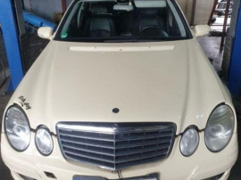 Dezmembrez Mercedes E 220