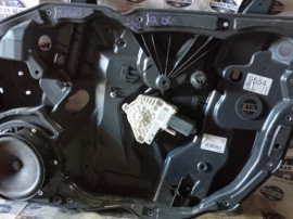 Macara geam dreapta fata Volkswagen Touareg 2012
