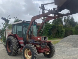 Tractor 4x4 internațional cu &icirc;ncărcător frontal