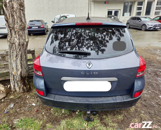 Renault Clio 1.2 benzină, 2009, avariat frontal (motorul funcțional)