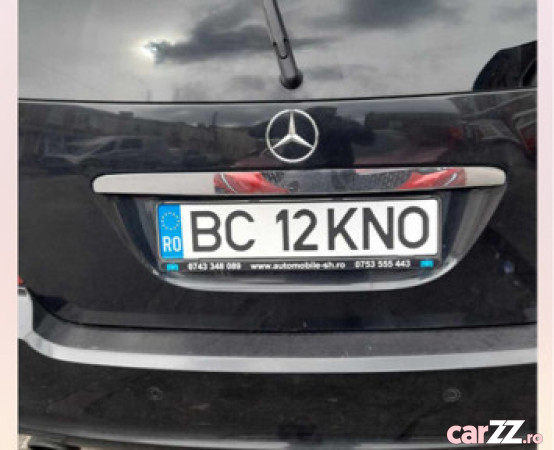 Mașina Mercedes benz R320